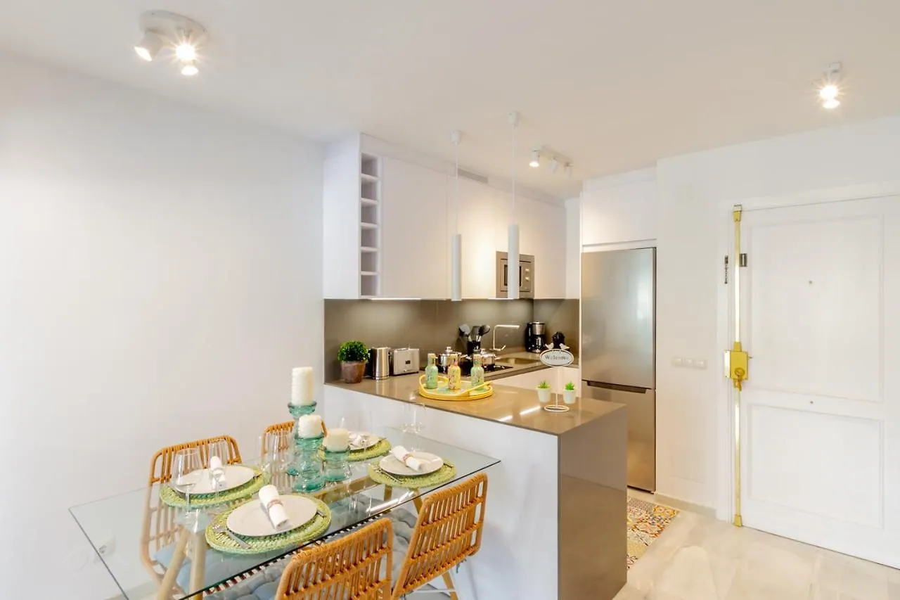 Marbella Banus Suites - Iris Tropical Garden Banus Suite Apartment