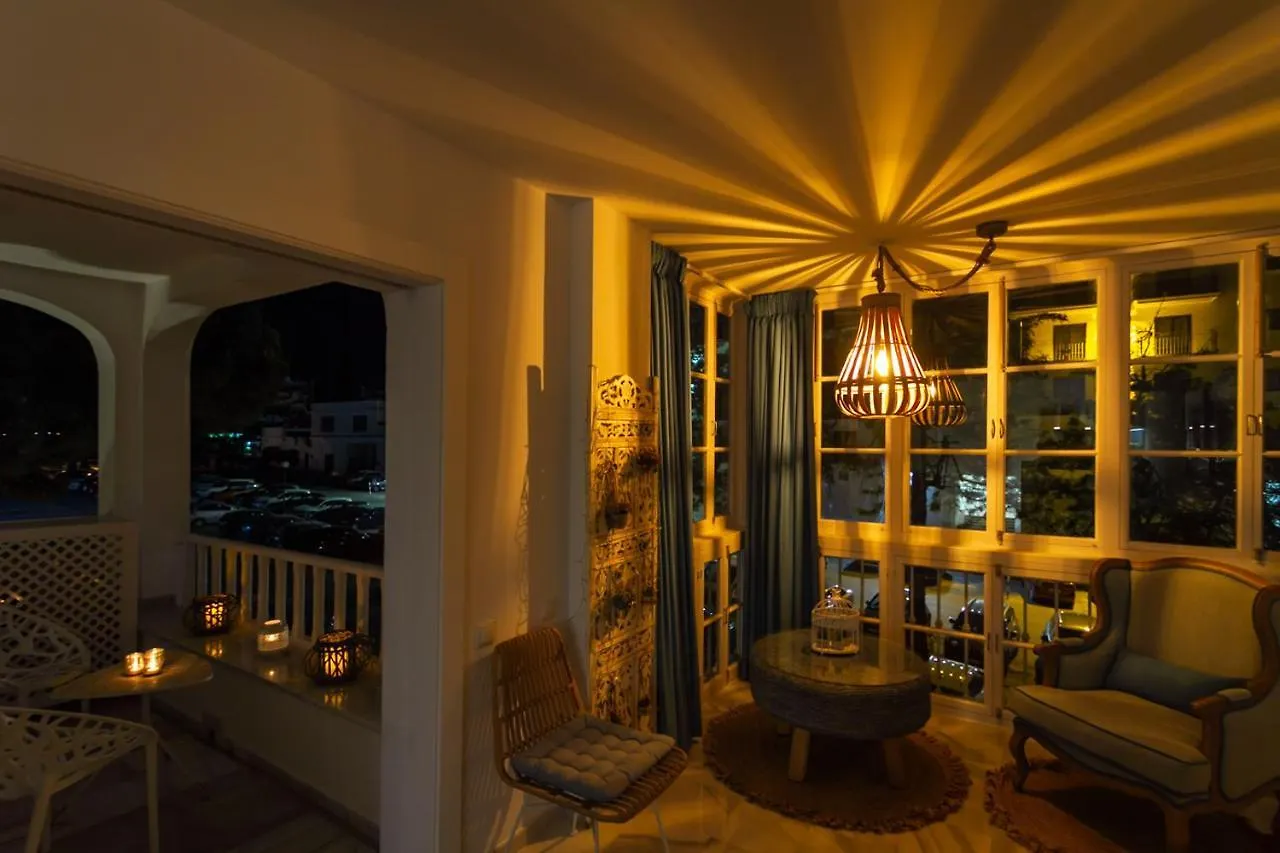 Marbella Banus Suites - Iris Tropical Garden Banus Suite Apartment