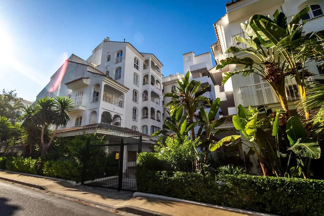 Marbella Banus Suites - Iris Tropical Garden Banus Suite Apartment