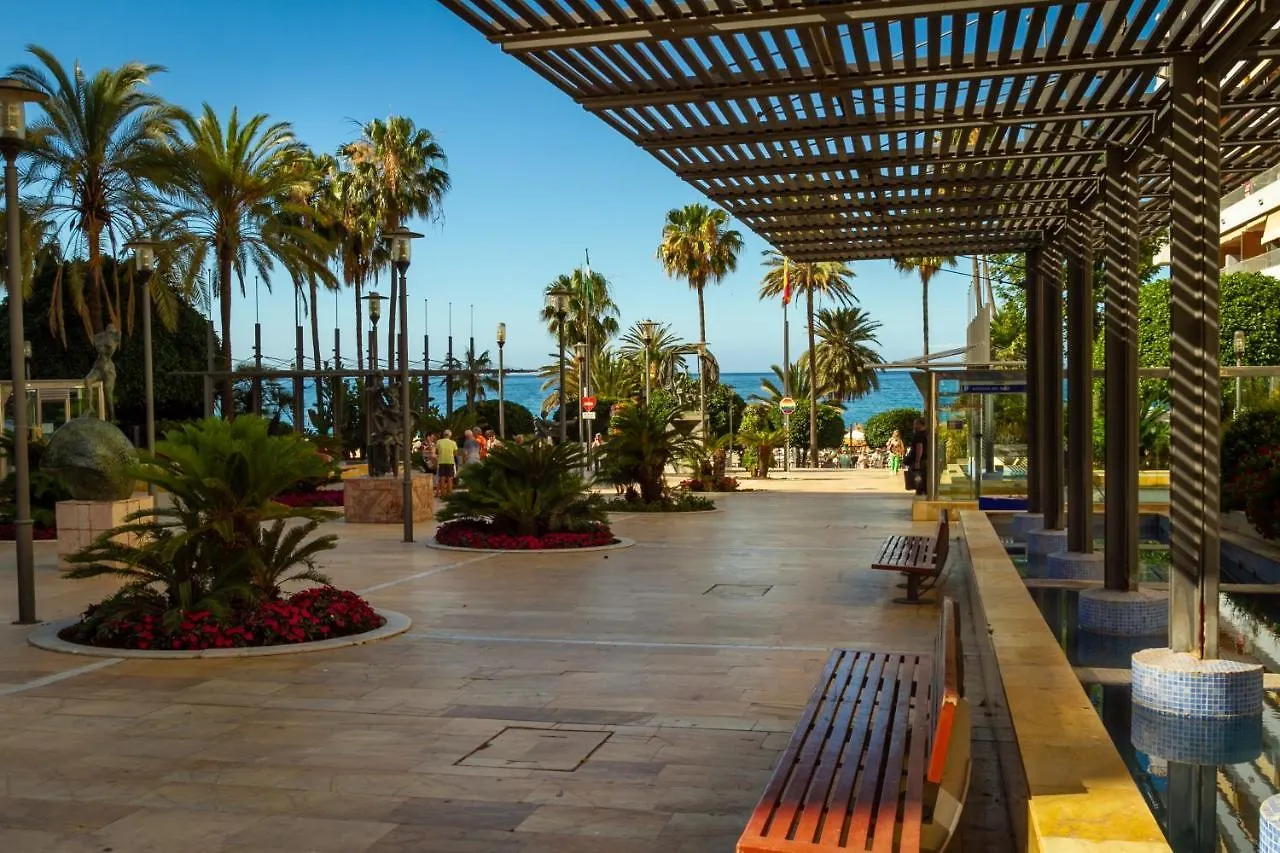 Marbella Banus Suites - Iris Tropical Garden Banus Suite Apartment